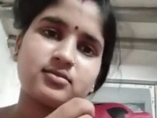 Indian wifey bares her large cleavage in