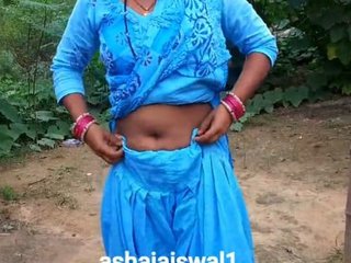Desi Bhabi Piss in the Village