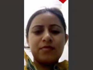Desi hotty flaunts her groin in