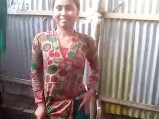 Desi dame takes a shower in the open air