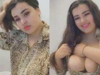 Stunning Desi cutie with ample cleavage