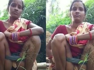 Desi MMS of village bhabhi pissing