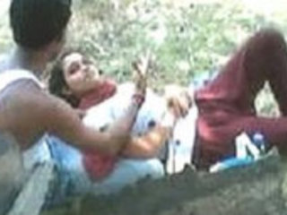 Indian lovebirds love a romantic park