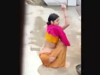 Bhabi's outdoor bathing gig secretly