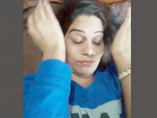 Indian aunt's unshaven vulva gets nailed