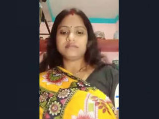 Bhabhi's seductive show of her immense