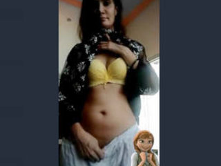 A Pakistani nymph demonstrates her butt