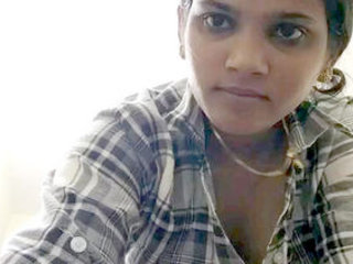Magnificent Desi woman flaunts her meaty