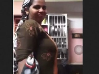 Indian housewife uncovers her bumpers