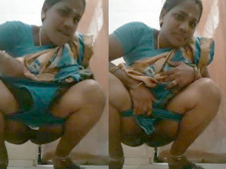 Indian aunt's steamy pissing gig