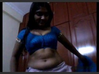 Indian aunty unwraps down and performs