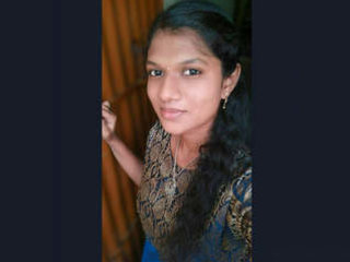 Innocent Tamil girl flaunts her body in