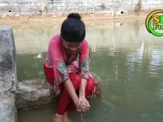 Uber-cute desi lady in the tub