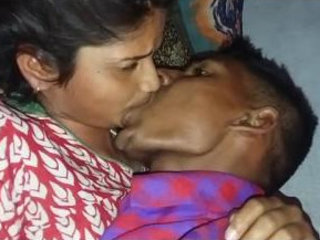 Indian sweeties sharing spunky smooches