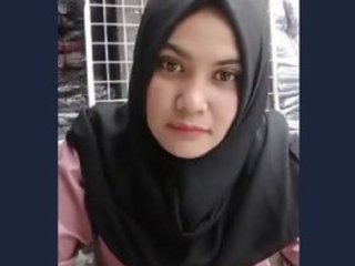 Salesgirl from Pakistan gets private