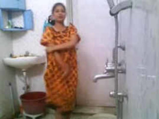 Flick of femmes in hostel douche