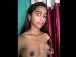 Indian female takes risquÃ© selfies