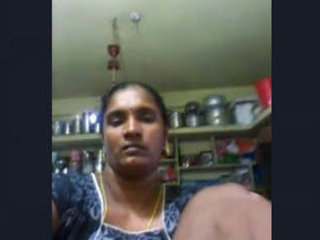 Telugu housewife unsheathes her breasts