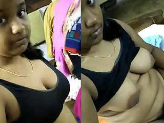 Indian beauty flaunts her kinks in a