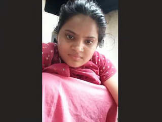 Indian gf exhibits her butt cheeks and