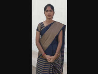 Uber-sexy Desi sweetie flashes her forms