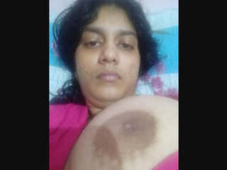Desi bombshell flaunts her ample breasts
