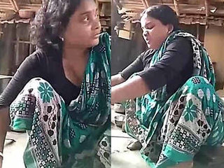 Indian wifey preps food