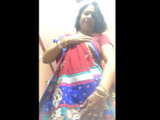 Desi auntie uncovers her nude shape on