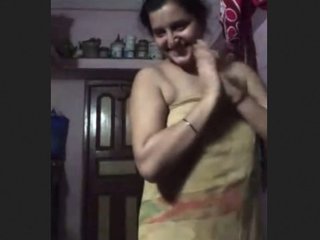 Indian housewife flaunts her kinks in