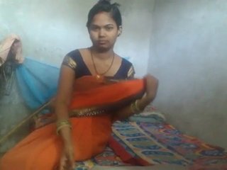 Indian teen Anisha disrobes temptingly