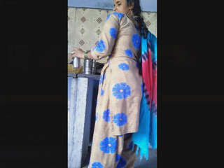 Indian wifey squeezes her own jugs with